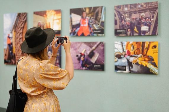 Человек в сердце индустрии: в Железногорске открылась фотовыставка о металлургах и горняках Металлоинвеста